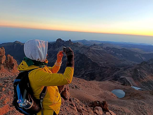6-Day Mount Kenya Trekking via Sirimon, Peak Circuit & Chogoria